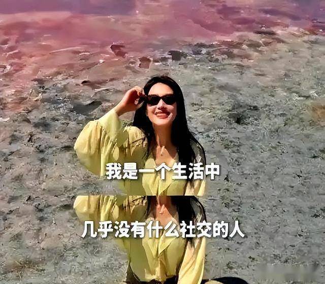 46岁高圆圆现身北京，穿低胸礼服绑高马尾，法令纹深腰臀比却绝了(图10)