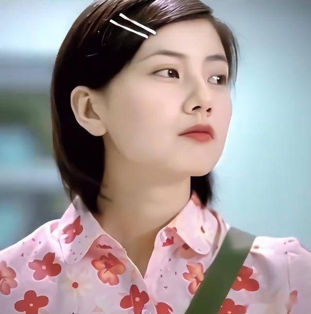 46岁高圆圆现身北京，穿低胸礼服绑高马尾，法令纹深腰臀比却绝了(图7)