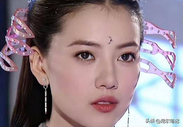 46岁高圆圆现身北京，穿低胸礼服绑高马尾，法令纹深腰臀比却绝了(图8)