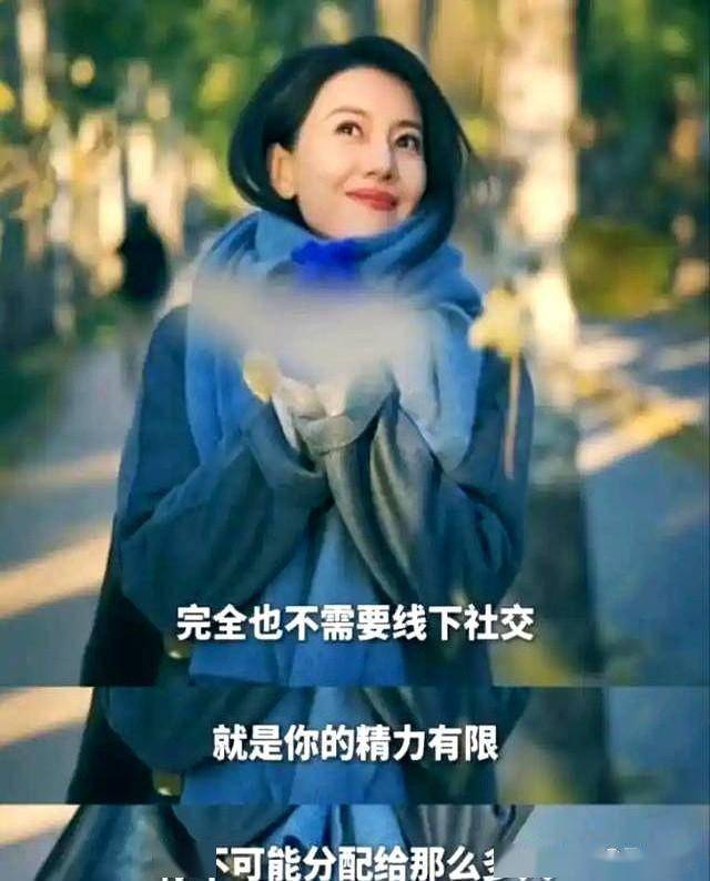 46岁高圆圆现身北京，穿低胸礼服绑高马尾，法令纹深腰臀比却绝了(图12)