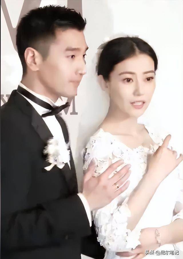 46岁高圆圆现身北京，穿低胸礼服绑高马尾，法令纹深腰臀比却绝了(图13)