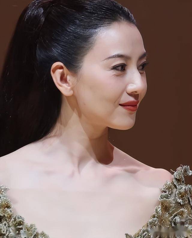 46岁高圆圆现身北京，穿低胸礼服绑高马尾，法令纹深腰臀比却绝了(图17)