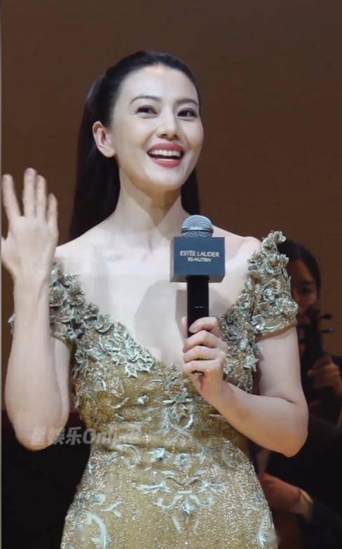 46岁高圆圆现身北京，穿低胸礼服绑高马尾，法令纹深腰臀比却绝了(图21)