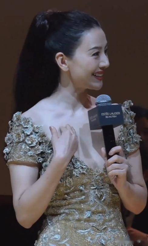 46岁高圆圆现身北京，穿低胸礼服绑高马尾，法令纹深腰臀比却绝了(图20)