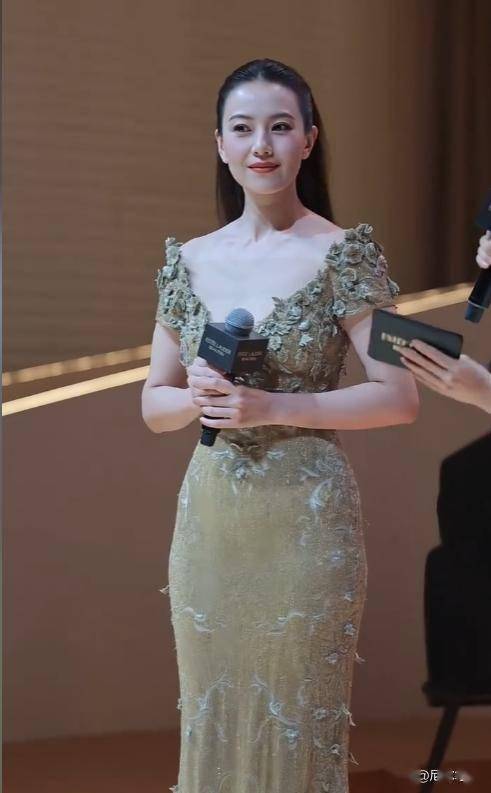 46岁高圆圆现身北京，穿低胸礼服绑高马尾，法令纹深腰臀比却绝了(图19)