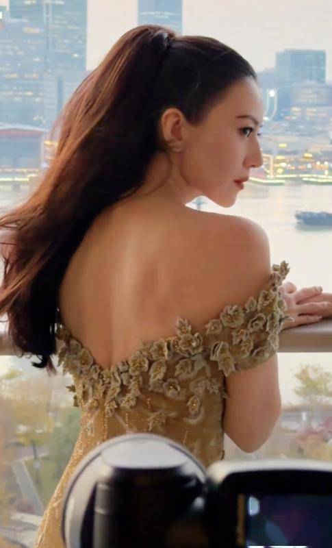 46岁高圆圆现身北京，穿低胸礼服绑高马尾，法令纹深腰臀比却绝了(图18)