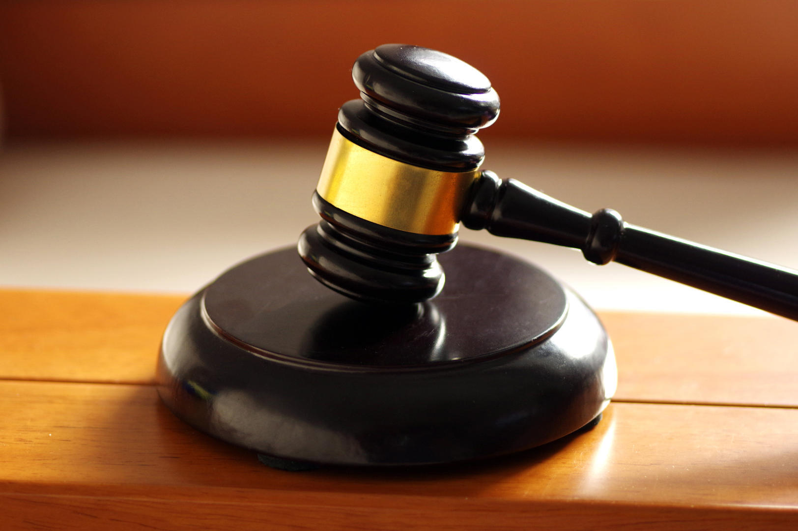 60岁已婚男追赶35岁暧昧对象时摔倒身亡，男方妻女索赔50余万，一审判了(图1)