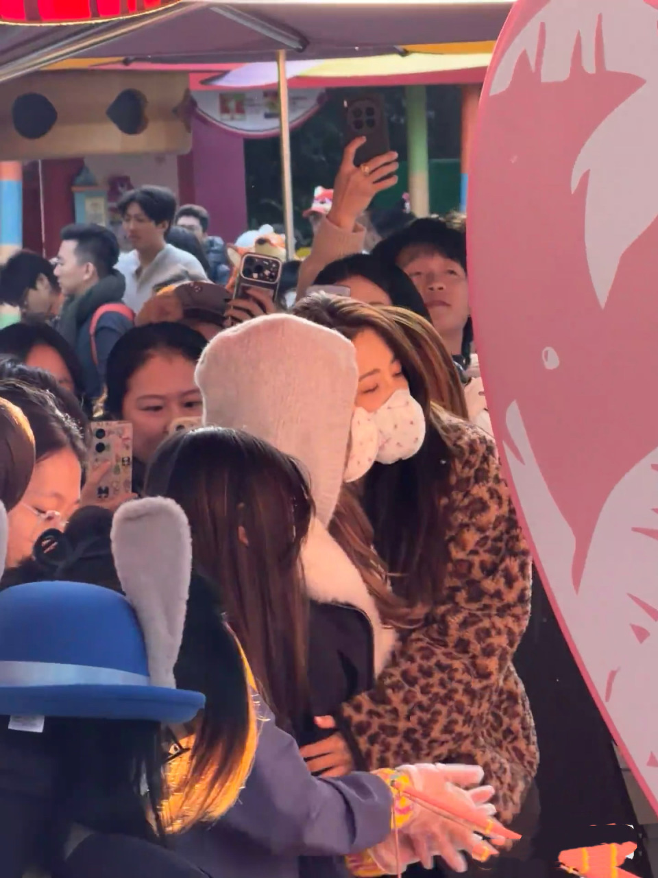 赵露思曾黎逛迪士尼，下巴变尖鼻子变高韩味重，蹲地啃鸡腿好可爱(图3)