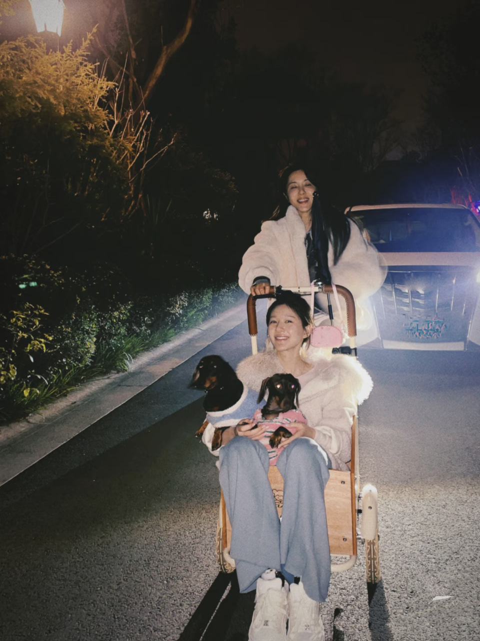 赵露思曾黎逛迪士尼，下巴变尖鼻子变高韩味重，蹲地啃鸡腿好可爱(图1)