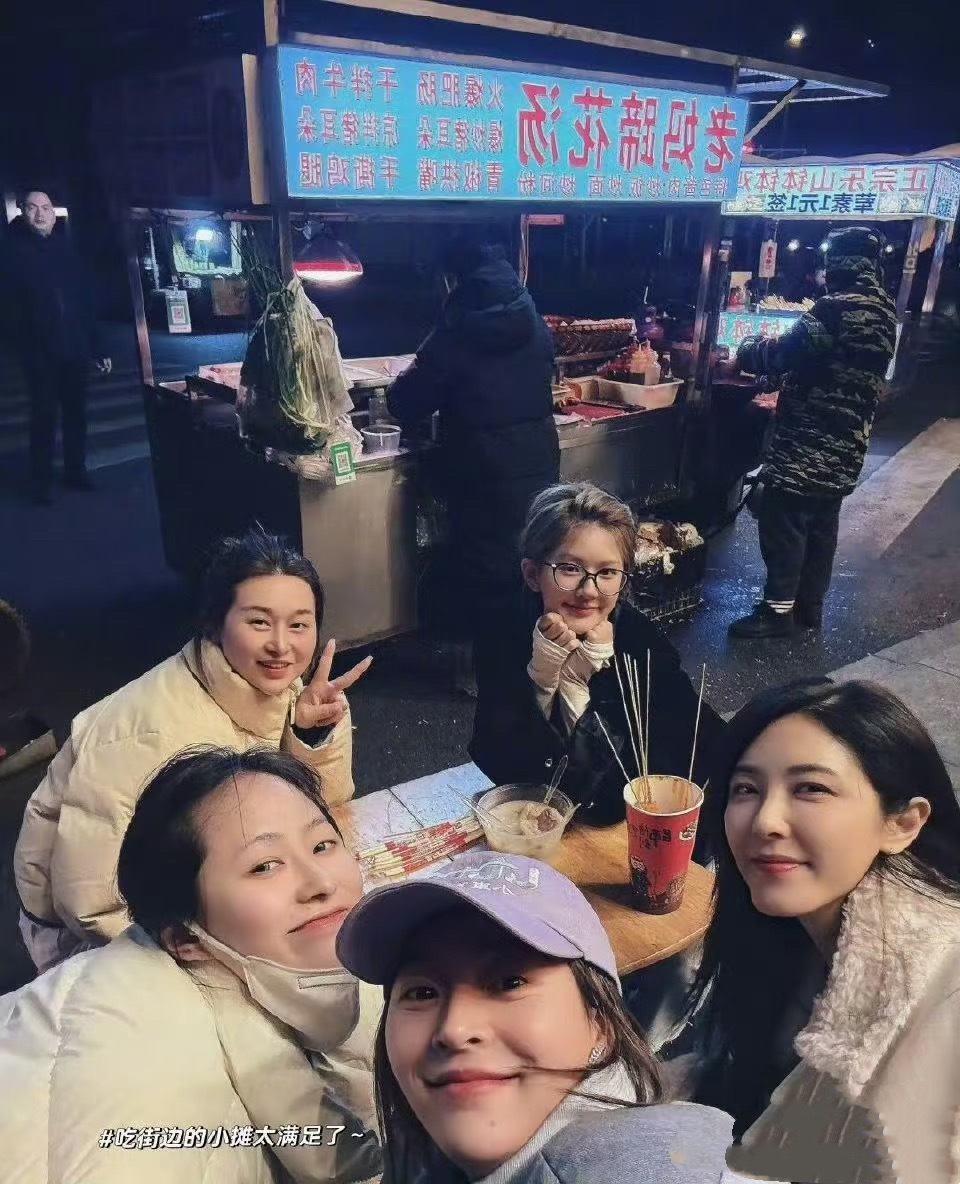 赵露思曾黎逛迪士尼，下巴变尖鼻子变高韩味重，蹲地啃鸡腿好可爱(图13)