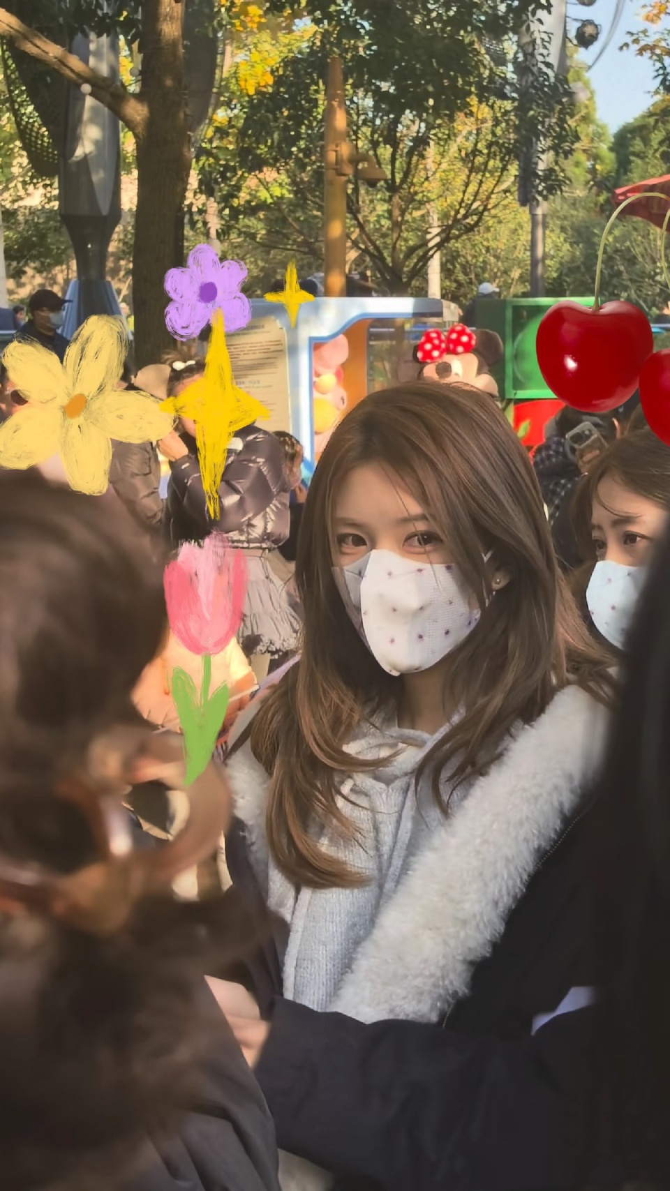 赵露思曾黎逛迪士尼，下巴变尖鼻子变高韩味重，蹲地啃鸡腿好可爱(图5)