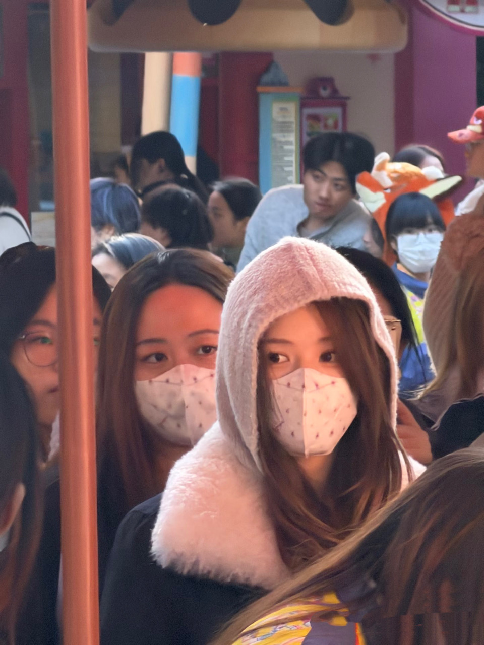 赵露思曾黎逛迪士尼，下巴变尖鼻子变高韩味重，蹲地啃鸡腿好可爱(图4)