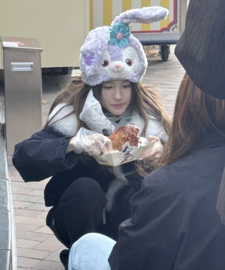 赵露思曾黎逛迪士尼，下巴变尖鼻子变高韩味重，蹲地啃鸡腿好可爱(图7)