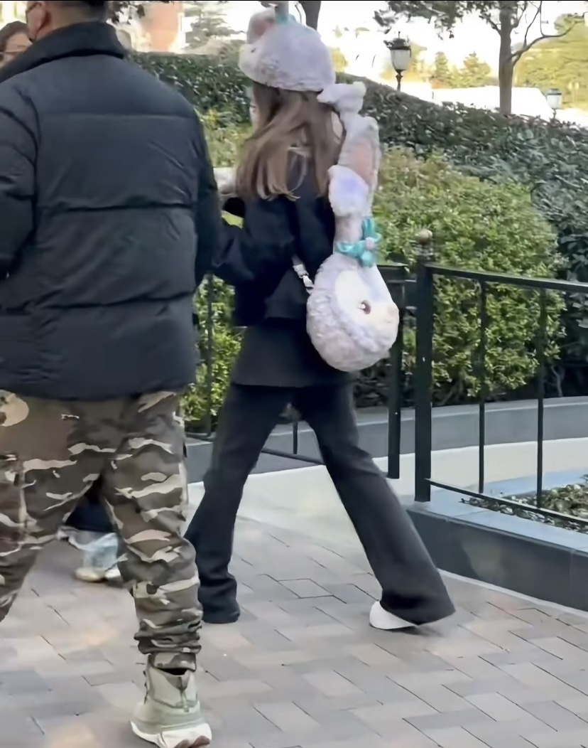 赵露思曾黎逛迪士尼，下巴变尖鼻子变高韩味重，蹲地啃鸡腿好可爱(图9)