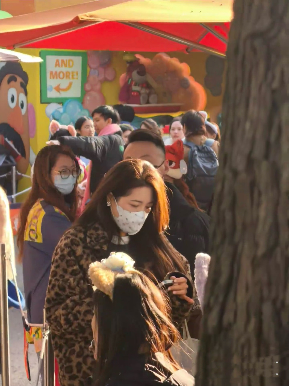 赵露思曾黎逛迪士尼，下巴变尖鼻子变高韩味重，蹲地啃鸡腿好可爱(图6)