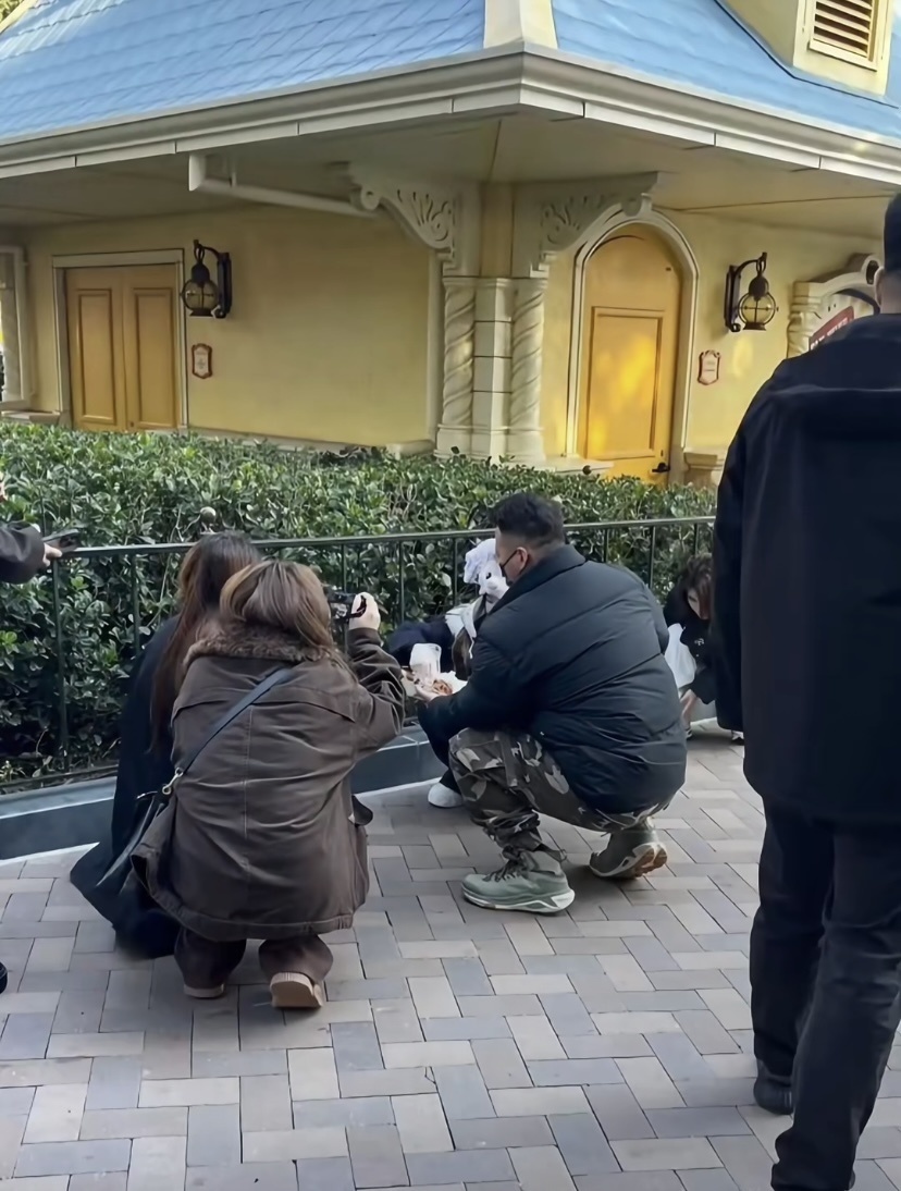 赵露思曾黎逛迪士尼，下巴变尖鼻子变高韩味重，蹲地啃鸡腿好可爱(图8)