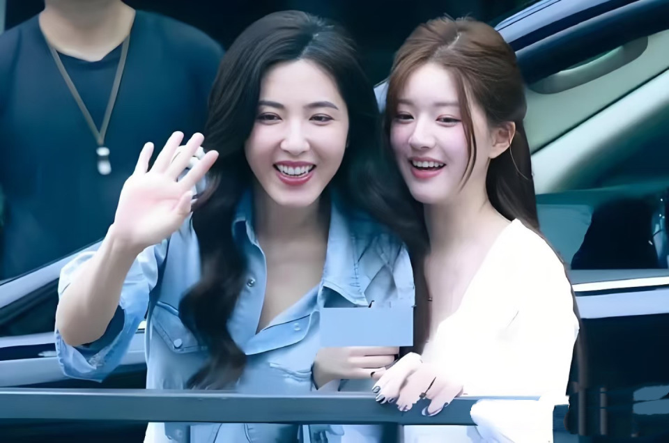 赵露思曾黎逛迪士尼，下巴变尖鼻子变高韩味重，蹲地啃鸡腿好可爱(图11)