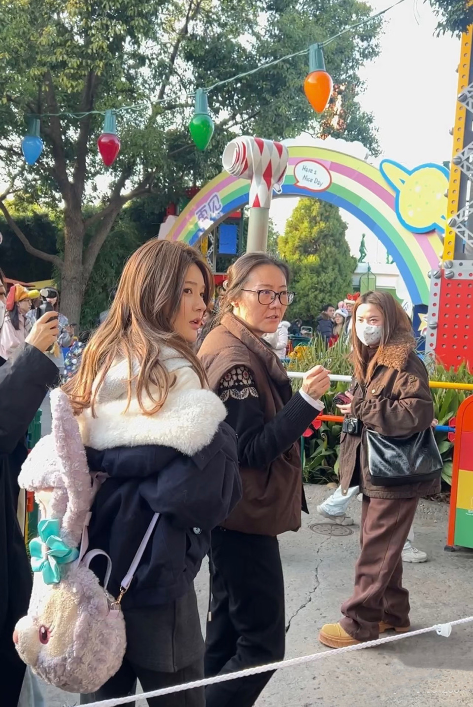 赵露思曾黎逛迪士尼，下巴变尖鼻子变高韩味重，蹲地啃鸡腿好可爱(图10)