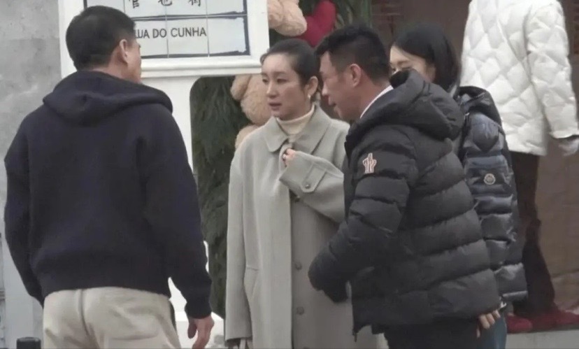 秦海璐约好友聚餐，穿灰大衣又瘦又美，54岁王新军皮松肉垮还驼背(图1)