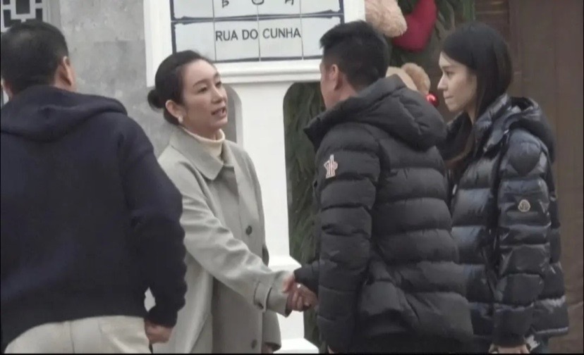 秦海璐约好友聚餐，穿灰大衣又瘦又美，54岁王新军皮松肉垮还驼背(图2)