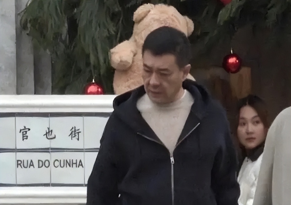 秦海璐约好友聚餐，穿灰大衣又瘦又美，54岁王新军皮松肉垮还驼背(图5)