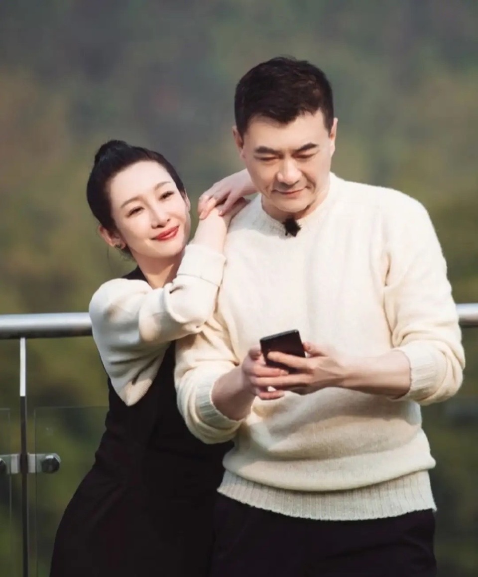 秦海璐约好友聚餐，穿灰大衣又瘦又美，54岁王新军皮松肉垮还驼背(图4)