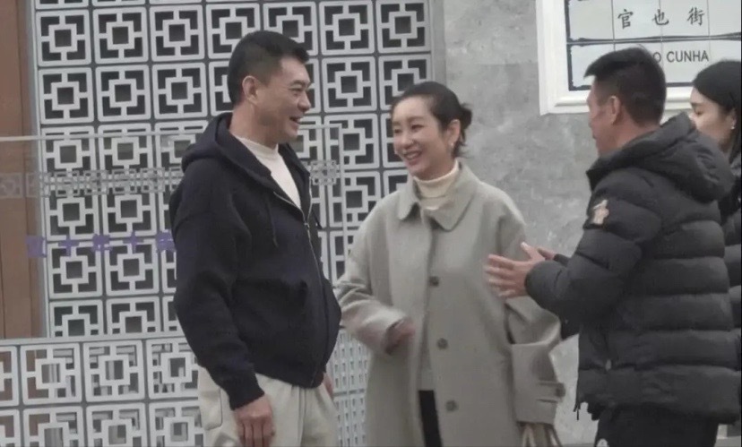 秦海璐约好友聚餐，穿灰大衣又瘦又美，54岁王新军皮松肉垮还驼背(图3)