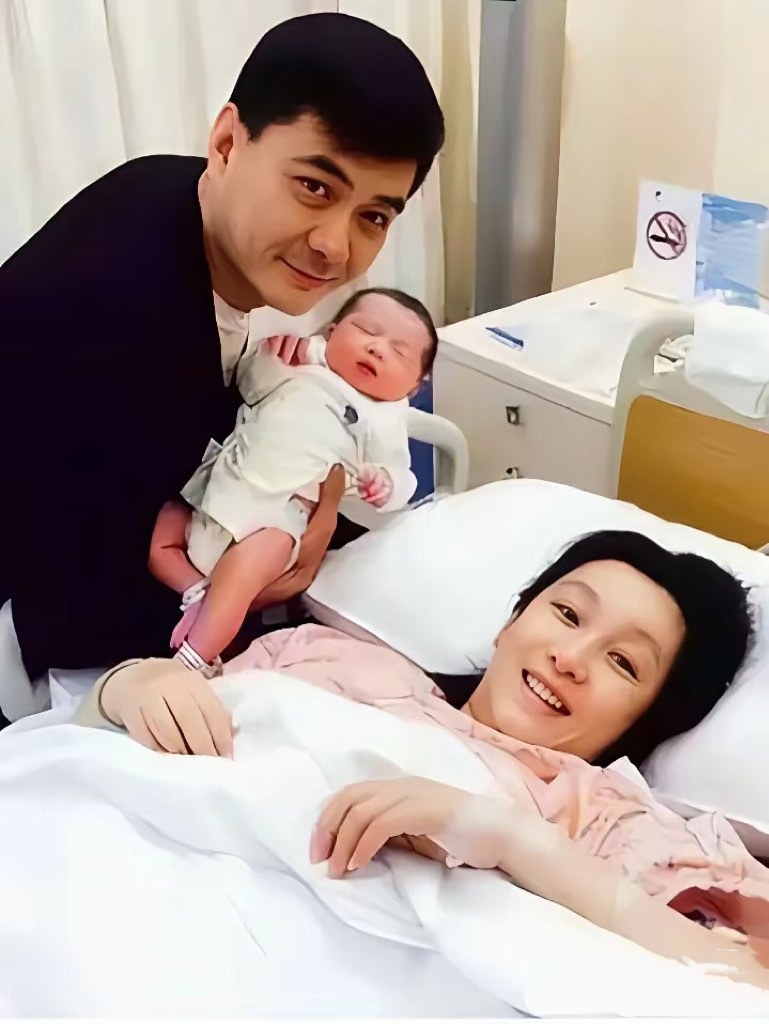 秦海璐约好友聚餐，穿灰大衣又瘦又美，54岁王新军皮松肉垮还驼背(图8)