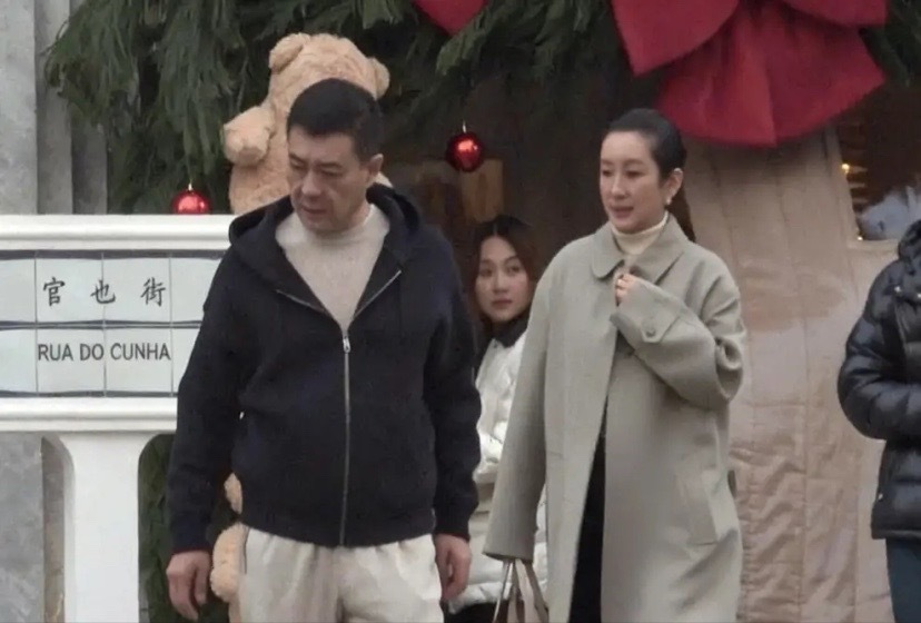 秦海璐约好友聚餐，穿灰大衣又瘦又美，54岁王新军皮松肉垮还驼背(图6)