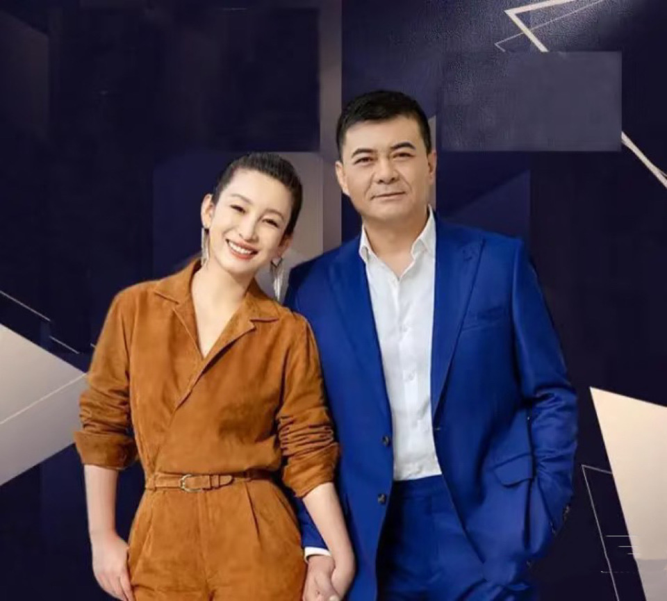 秦海璐约好友聚餐，穿灰大衣又瘦又美，54岁王新军皮松肉垮还驼背(图10)