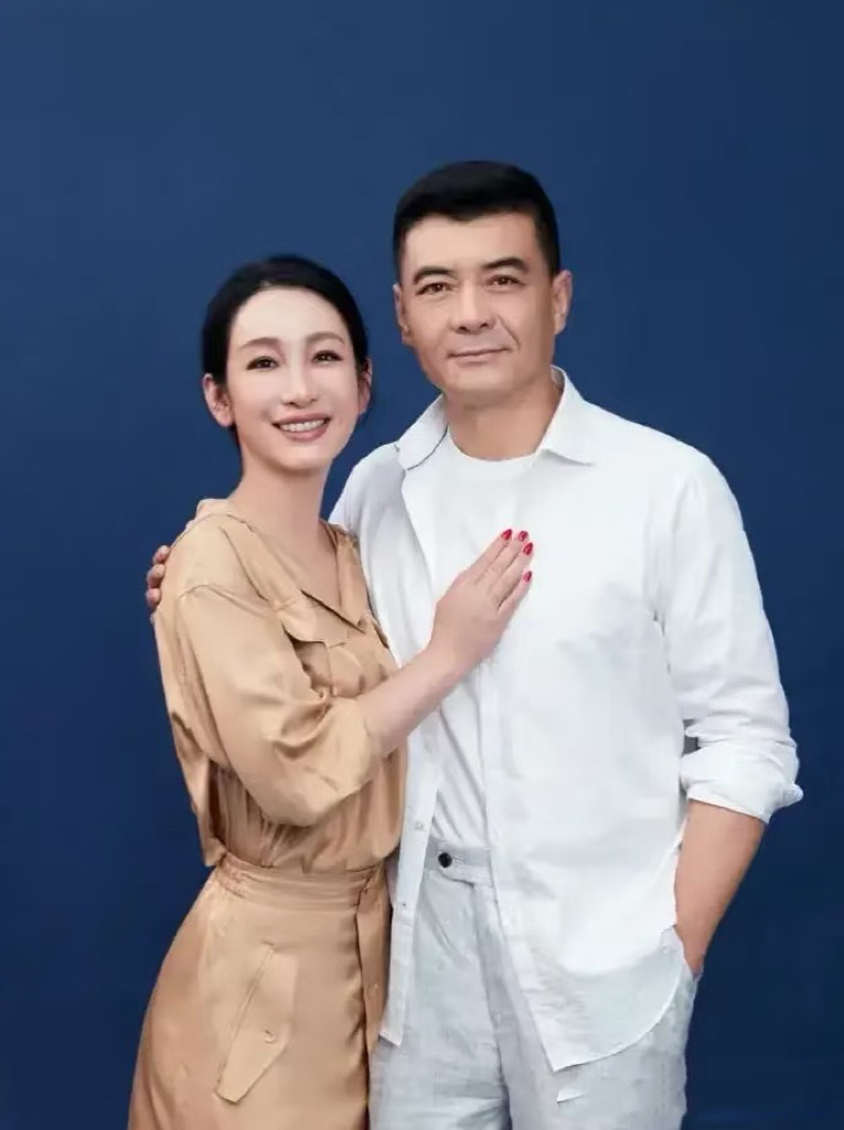 秦海璐约好友聚餐，穿灰大衣又瘦又美，54岁王新军皮松肉垮还驼背(图9)