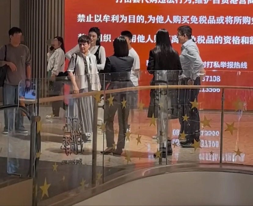 奚梦瑶陪老公婆婆逛商场，穿黑色背心裙小腹隆起，像怀孕三四个月(图1)