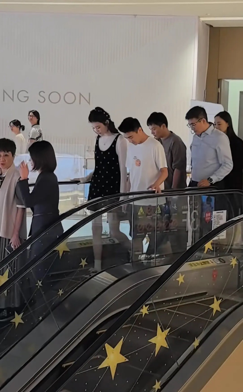 奚梦瑶陪老公婆婆逛商场，穿黑色背心裙小腹隆起，像怀孕三四个月(图3)