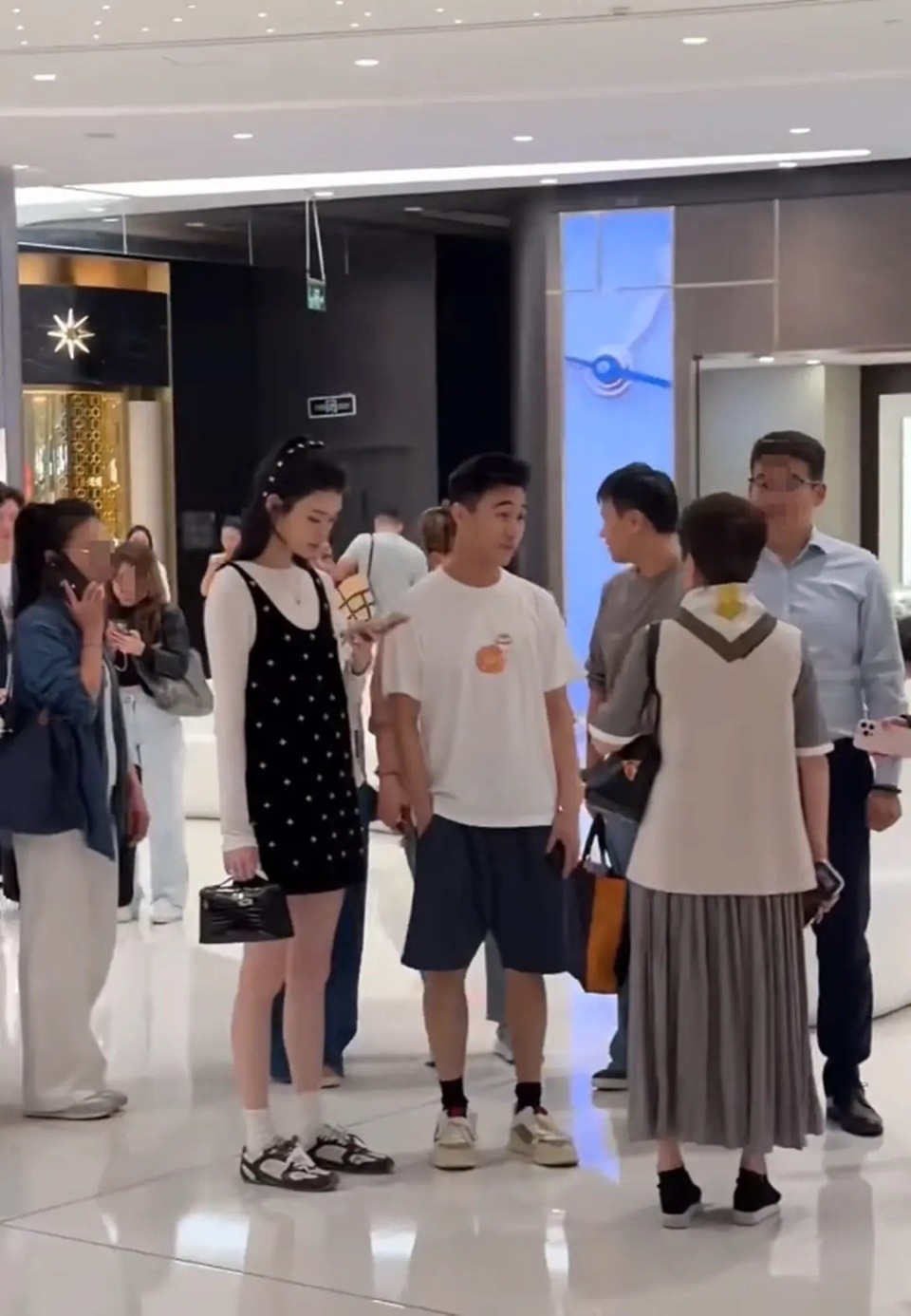 奚梦瑶陪老公婆婆逛商场，穿黑色背心裙小腹隆起，像怀孕三四个月(图2)