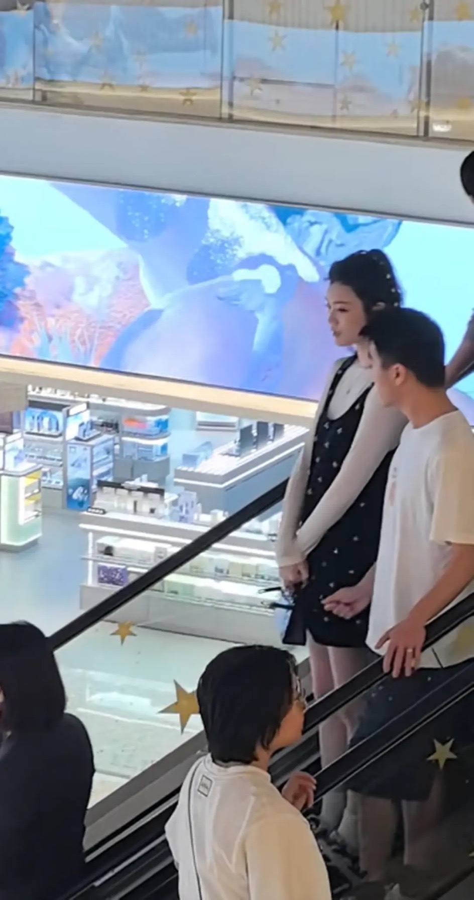 奚梦瑶陪老公婆婆逛商场，穿黑色背心裙小腹隆起，像怀孕三四个月(图5)