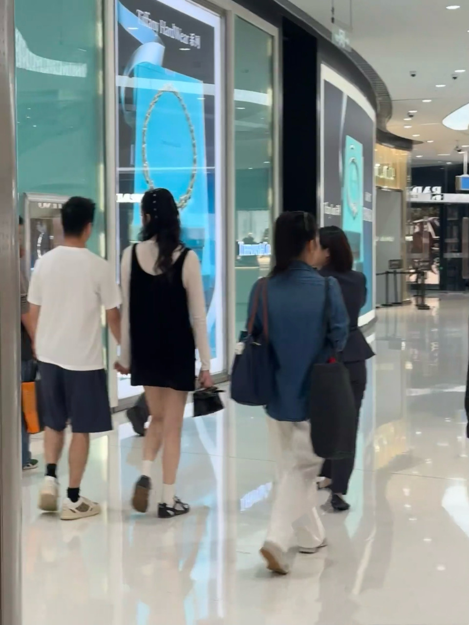 奚梦瑶陪老公婆婆逛商场，穿黑色背心裙小腹隆起，像怀孕三四个月(图4)