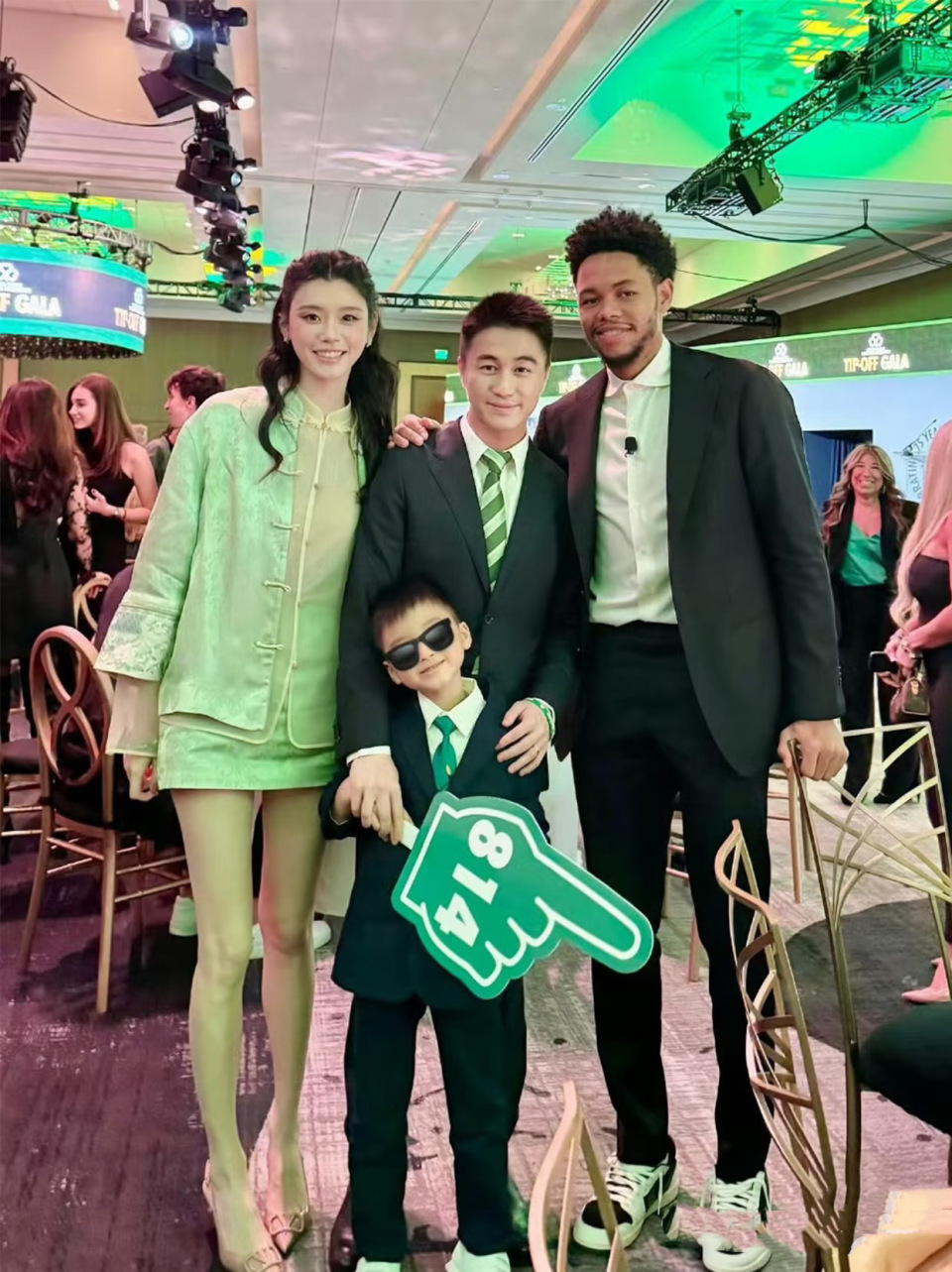 奚梦瑶陪老公婆婆逛商场，穿黑色背心裙小腹隆起，像怀孕三四个月(图10)