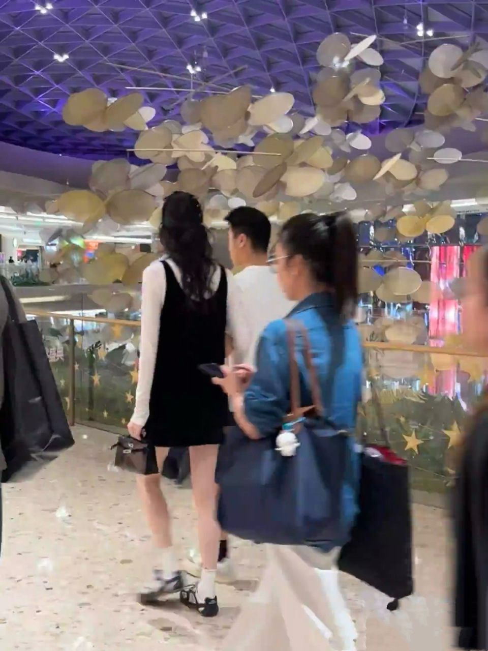 奚梦瑶陪老公婆婆逛商场，穿黑色背心裙小腹隆起，像怀孕三四个月(图8)