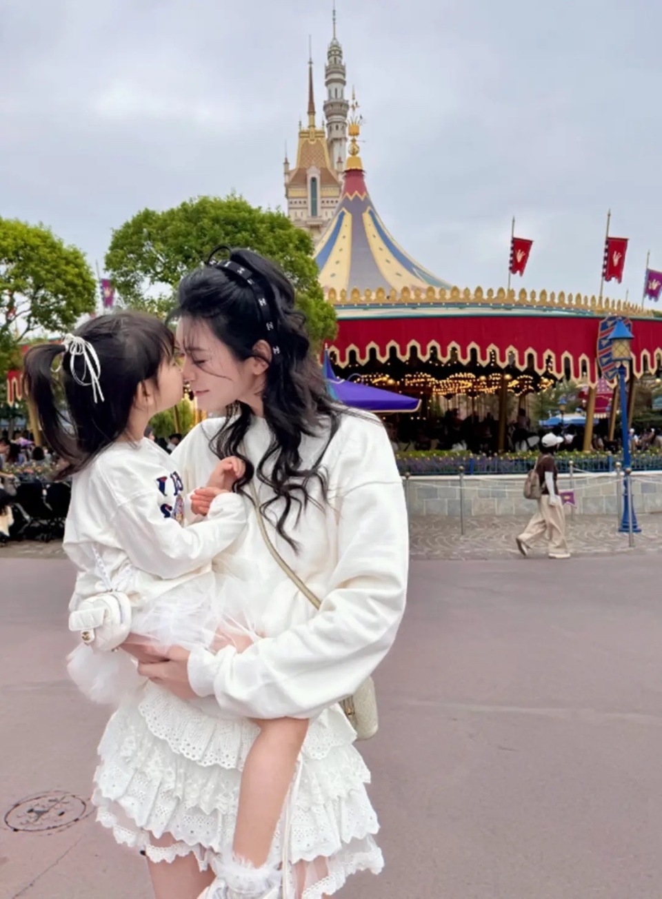 奚梦瑶陪老公婆婆逛商场，穿黑色背心裙小腹隆起，像怀孕三四个月(图9)