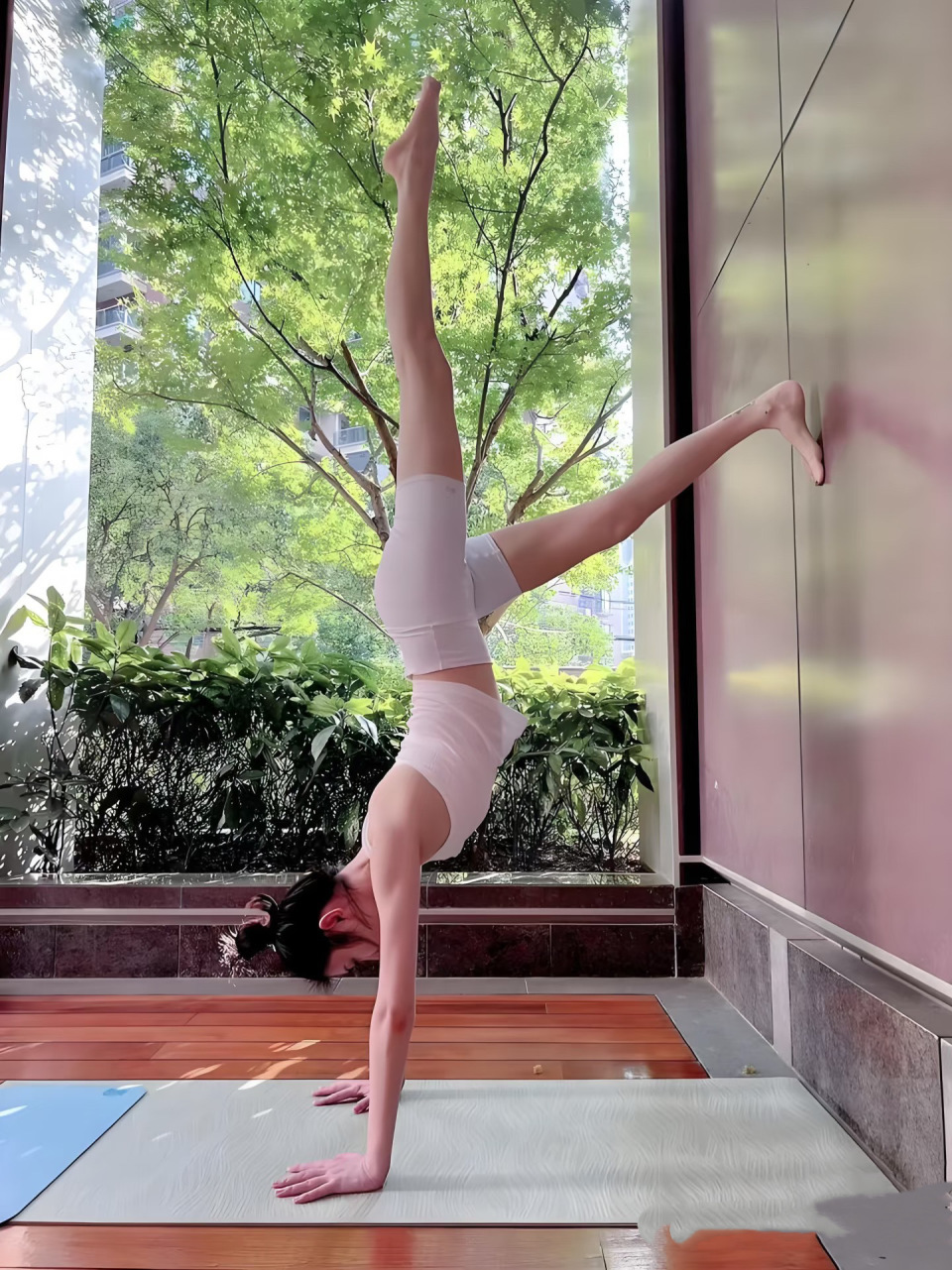 奚梦瑶陪老公婆婆逛商场，穿黑色背心裙小腹隆起，像怀孕三四个月(图11)