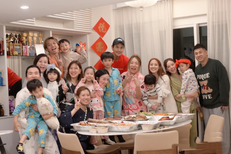 龚嘉欣36岁生日派对，陈凯琳穿睡衣松弛大方，谭凯琪也很显嫩(图1)