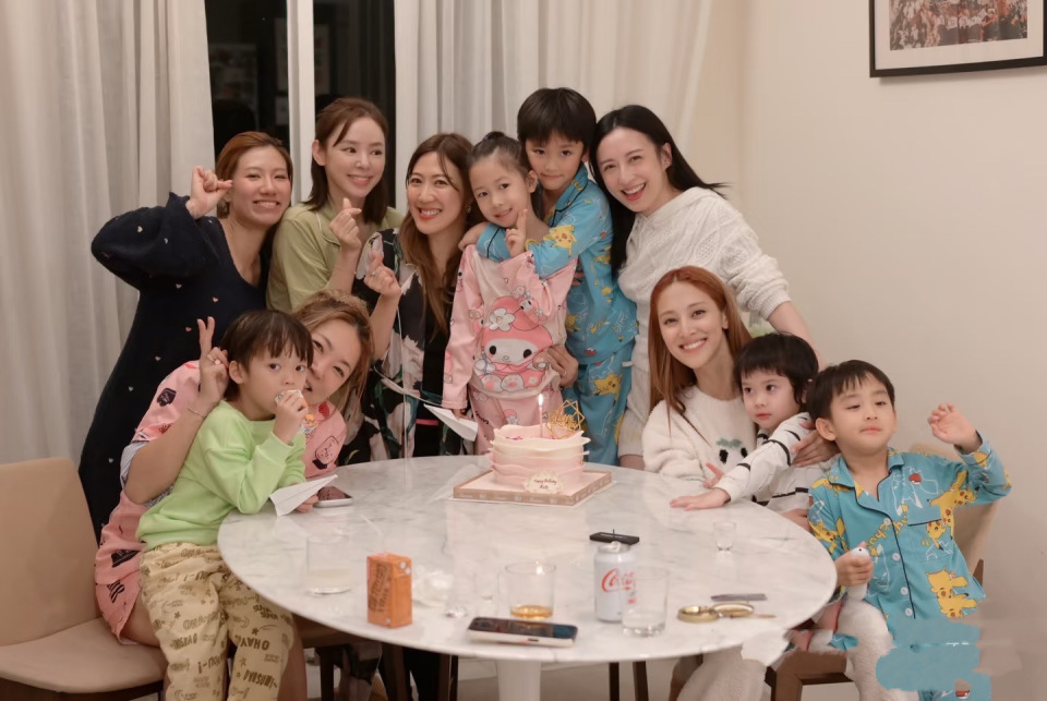 龚嘉欣36岁生日派对，陈凯琳穿睡衣松弛大方，谭凯琪也很显嫩(图2)