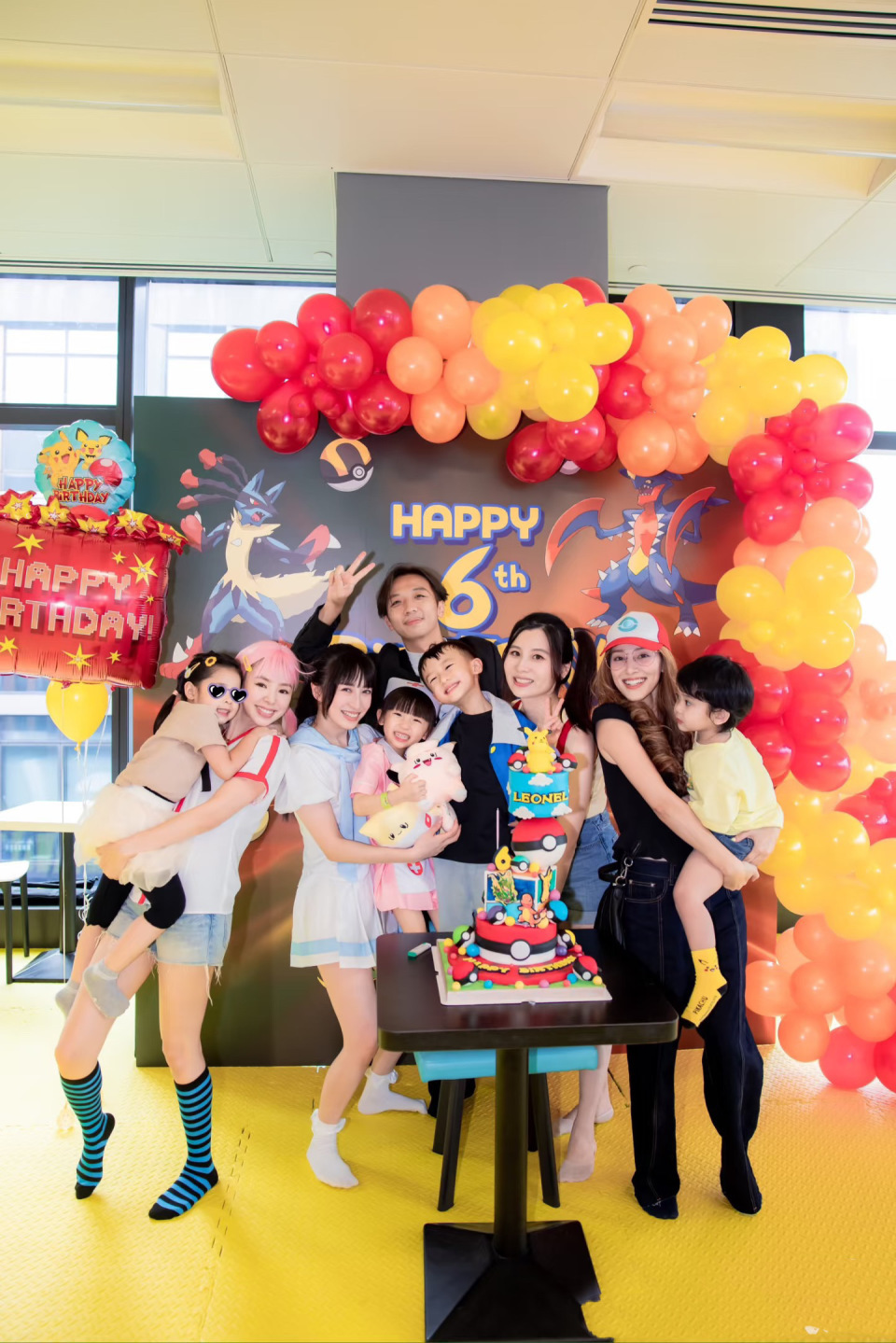 龚嘉欣36岁生日派对，陈凯琳穿睡衣松弛大方，谭凯琪也很显嫩(图11)