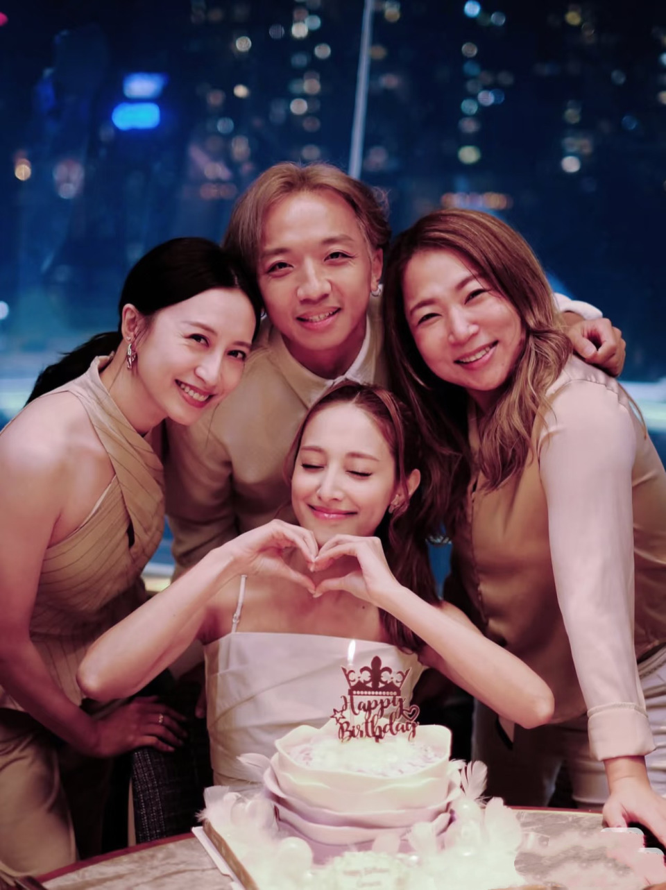 龚嘉欣36岁生日派对，陈凯琳穿睡衣松弛大方，谭凯琪也很显嫩(图13)