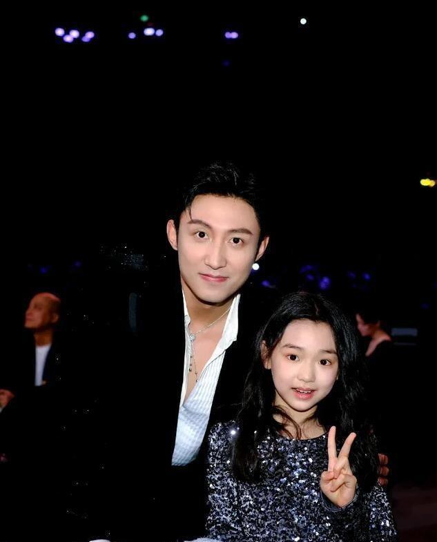 小酒窝晒17张与明星合影，成尖叫之夜团宠