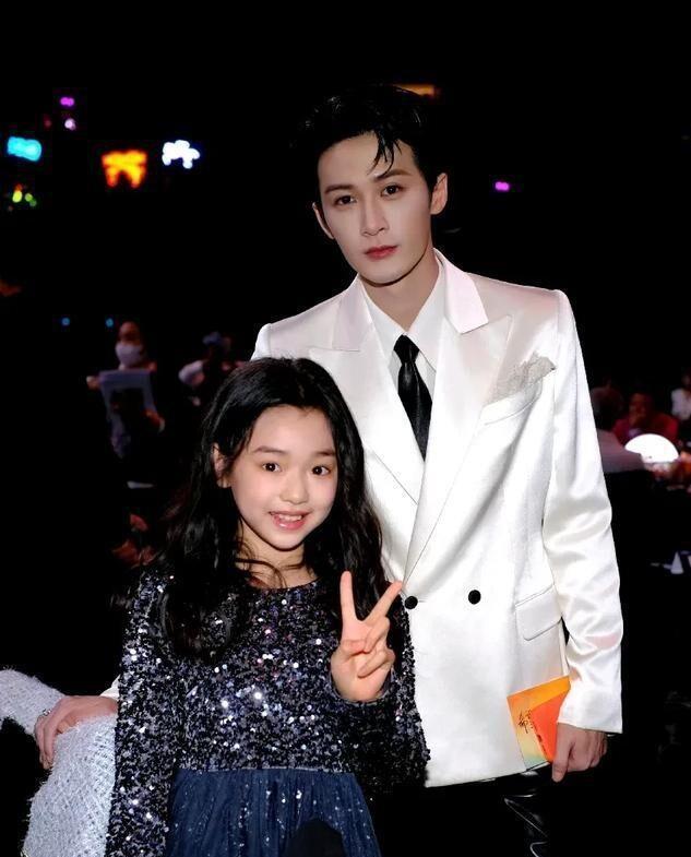 小酒窝晒17张与明星合影，成尖叫之夜团宠，被赞内娱追星天花板(图2)