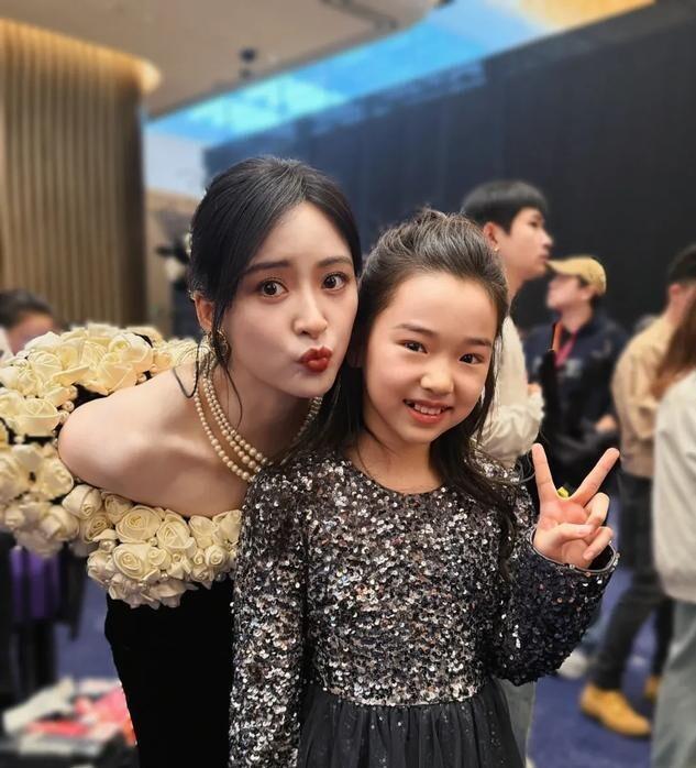 小酒窝晒17张与明星合影，成尖叫之夜团宠，被赞内娱追星天花板(图6)