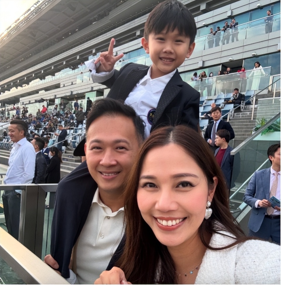 突发！香港炫富女星老公出车祸，紧急就医, 车被拦腰撞击损坏严重(图6)