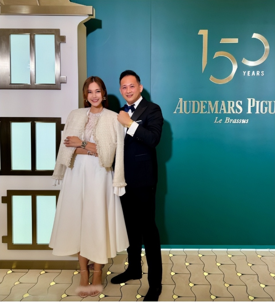 突发！香港炫富女星老公出车祸，紧急就医, 车被拦腰撞击损坏严重(图1)