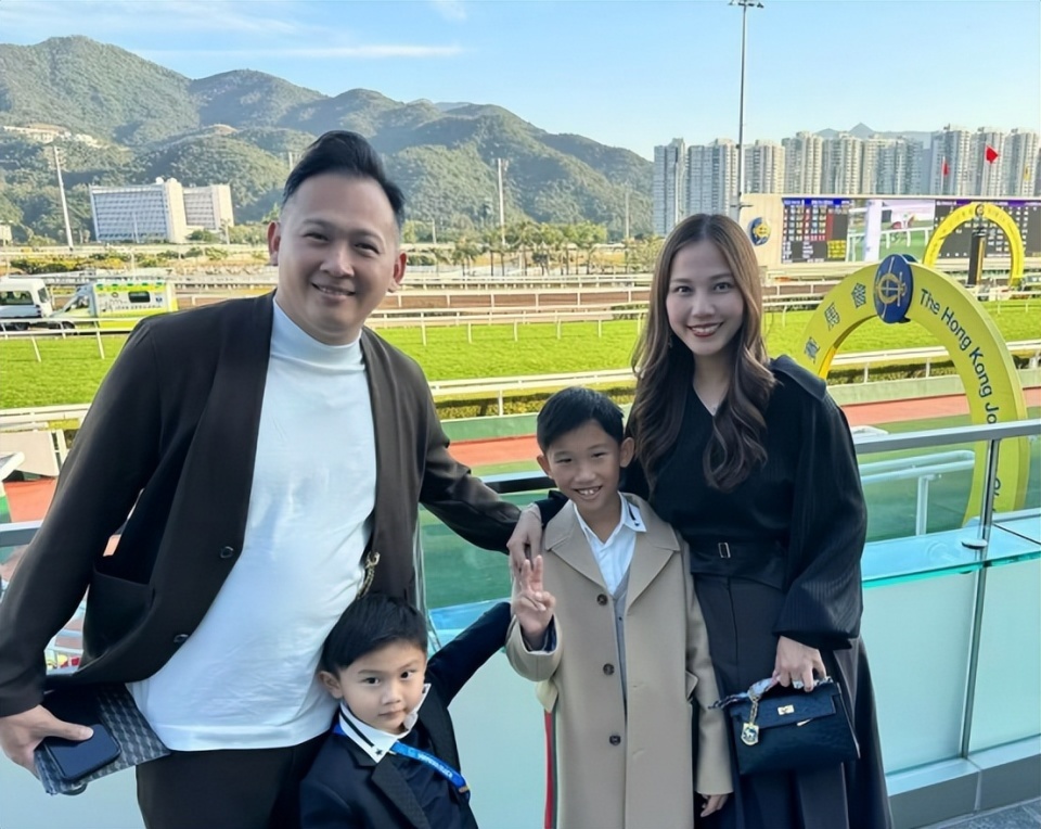 突发！香港炫富女星老公出车祸，紧急就医, 车被拦腰撞击损坏严重(图4)